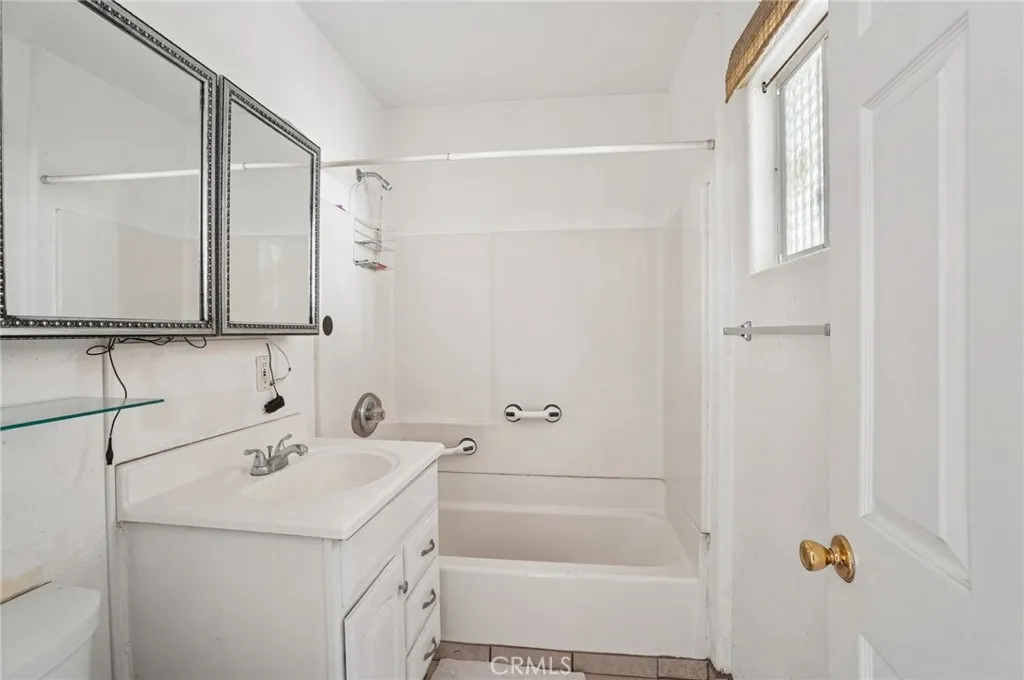 1646 West Boulevard, Los Angeles, California 90019 home-pic-12